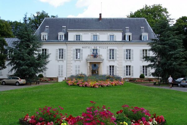 L'Hôtel de Ville et le parc de Pontault-Combault